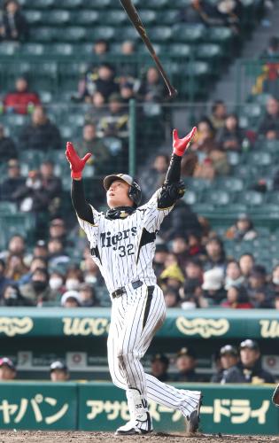 良太　１４年甲子園１号　今成と競争し烈　指揮官「サードだけ熱いな」