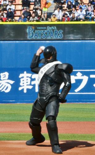 ロボコップが詐欺注意アピール　ハマスタで始球式　何と３１４キロ！