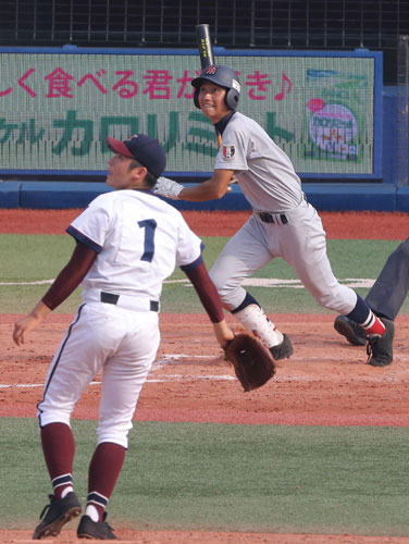 昨夏の神奈川大会で桐光学園・松井裕（手前）から本塁打を放つ浅間