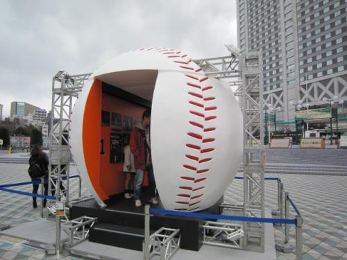 巨人８０周年記念　東京ドームに巨大な“球”出現