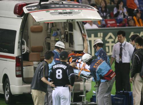 阪神・西岡　打球追い福留と激突　グラウンドに救急車、病院直行