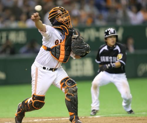 ２９日の阪神戦で９回無死満塁、西岡は一ゴロを放つがロペスからの送球を受けた阿部は三走の上本には目もくれず一塁に転送