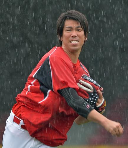巨人戦が雨天中止となり、キャッチボールで調整する前田健