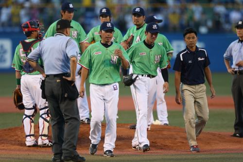 ヤクルト　先発八木が19球緊急降板　移籍の山中　３発浴びる