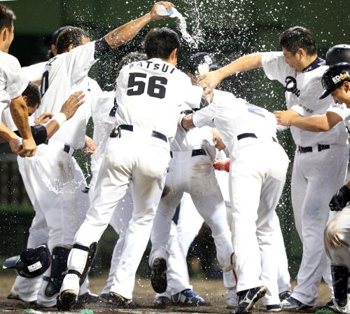 藤井　地元・豊橋でプロ初のサヨナラ弾！中日連敗３で止める