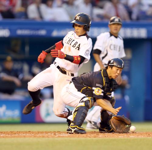 ＜ロ・ソ＞３回無死一塁　岡田の打球を武田が一塁へ悪送球する間に一走・加藤（左）が生還。捕手・鶴岡