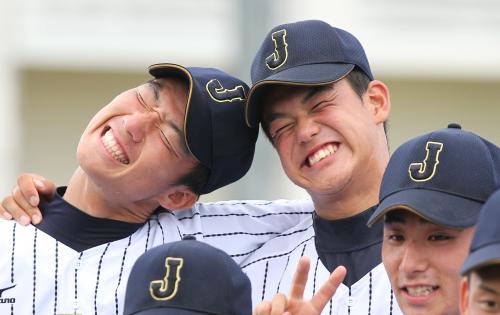 ＜日本・フィリピン＞試合後の記念撮影で満面の笑顔を見せる高校日本代表の高橋光（右）と飯塚