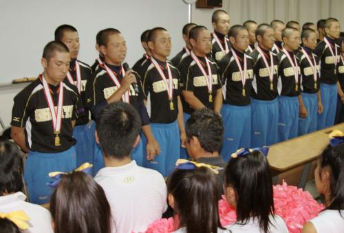 母校に凱旋し、全国高校軟式野球選手権の優勝を報告する松井（前列左から２人目）ら中京ナイン