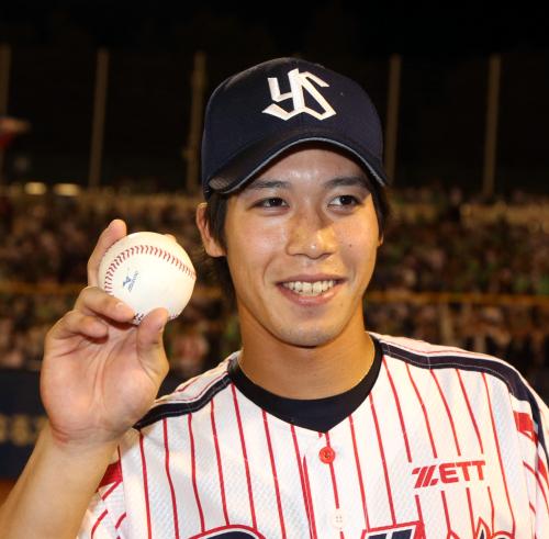 ＜ヤ・Ｄ＞ヒーローインタビューを終えシーズ右打者最多安打の記念球を手にする山田