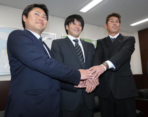 仮契約を終え、笑顔の（左から）室蘭シャークスの庫田監督、瀬川、白井スカウト