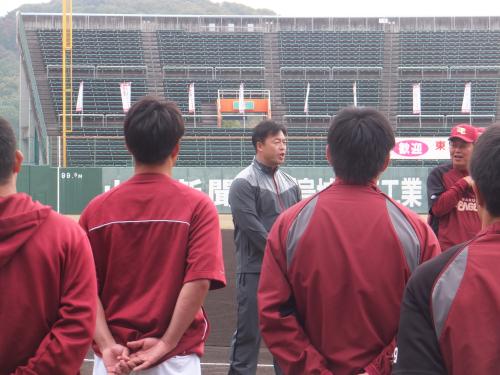 楽天　田口新バッテリーコーチが合流、立て直しへ「やり返しましょう」