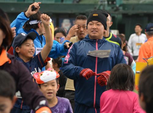 所沢シティマラソン大会に参加した西武・森（右端）。笑顔の子どもたちと一緒にゴール