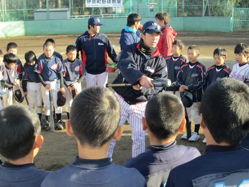野球教室で子供たちを指導するヤクルト・雄平