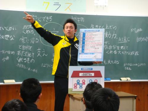 東日本大震災で被災した福島・飯舘中の仮設校舎で授業を行う川崎