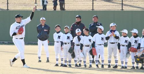 野球教室に参加した中日・山本昌（左端）