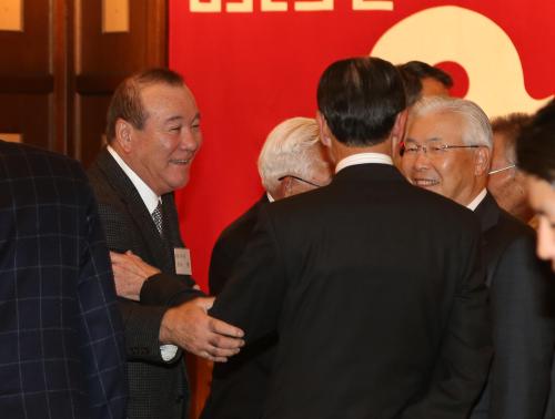 王前会長（中央）、白石オーナー（右）と談笑する柴田新会長