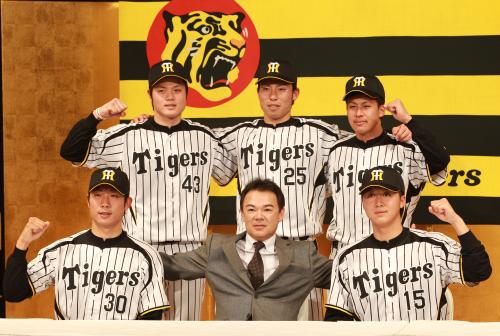 球団旗を背にポーズをとる（前列左から）石崎、和田監督、横山（後列左から）守屋、江越、植田