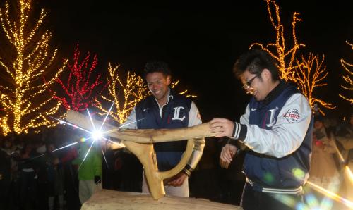 イルミネーションの点灯式のスイッチに手をかけて笑顔を見せる西武・高橋朋（右）と木村
