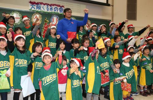大阪くるみの会主催のクリスマス会に参加し、子供たちに来季１５勝を誓った岩田（中央上）
