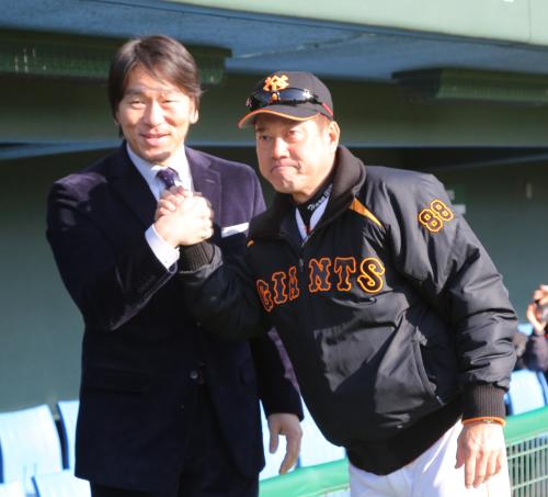松井氏（左）と握手を交わす原監督