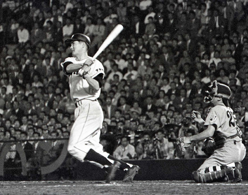 １９５９年のプロ野球初の天覧試合、巨人―阪神戦（後楽園）でサヨナラ本塁打を放つ巨人・長嶋