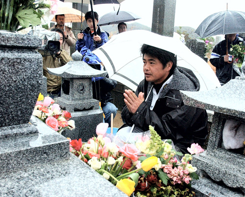 工藤監督　ダイエー時代の“弟”藤井さん墓前に色紙「見てろよ」