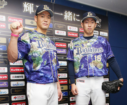 大阪夏の陣ユニホームに身をつつむＴ―岡田（左）と平野佳