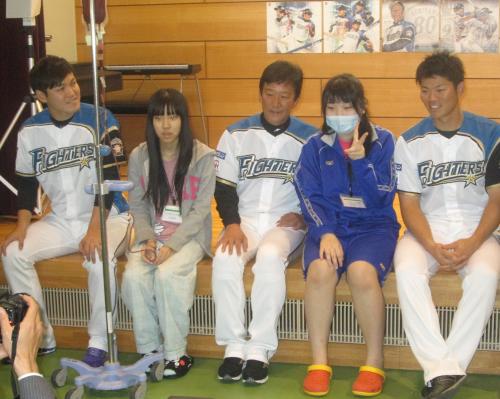 北大病院の「ひまわり分校」を訪問した日本ハム・栗山監督（中央）は生徒と一緒にニッコリ。右は大野、左は鍵谷
