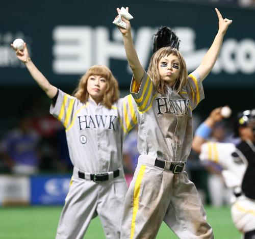 ＜ソ・日＞始球式に登場したＰＵＦＦＹ・大貫亜美（左）と吉村由美