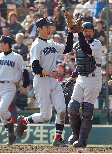 ２００３年センバツで明徳を下し喜ぶ横浜・涌井秀章投手（左）と村田浩明捕手のバッテリー