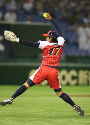 ＜大阪ガス・日本生命＞始球式を行う女子ソフトボール日本代表の上野