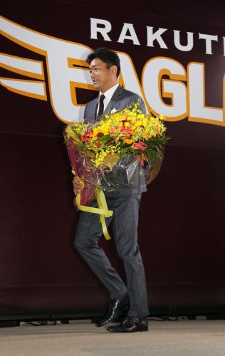 引退表明会見を終えた斎藤は球団職員から花束を贈られ、会見場を後にする