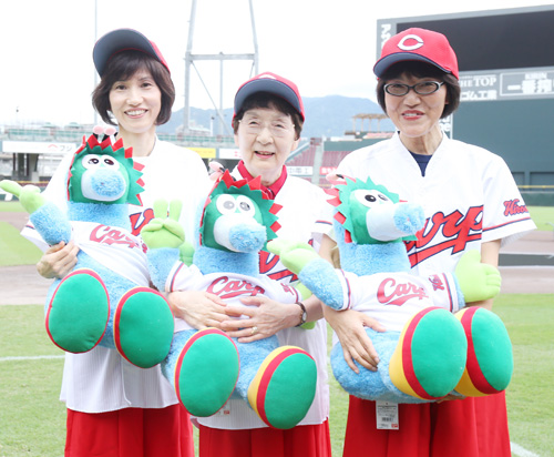 お披露目された１日ホームランガールの（左から）藤木さん、草田さん、伊井さん