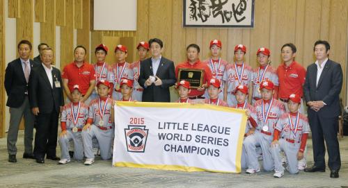 野球のリトルリーグ、ワールドシリーズで優勝し、安倍首相（中央）と記念写真に納まる東京北砂の選手ら