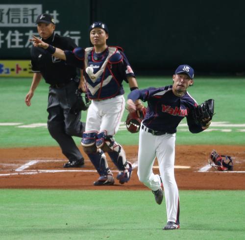 ＜ソ・ヤ＞６回１死一塁、高谷の送りバントを二塁に送球する秋吉。捕手・中村の指示は一塁だったが結果は野選に