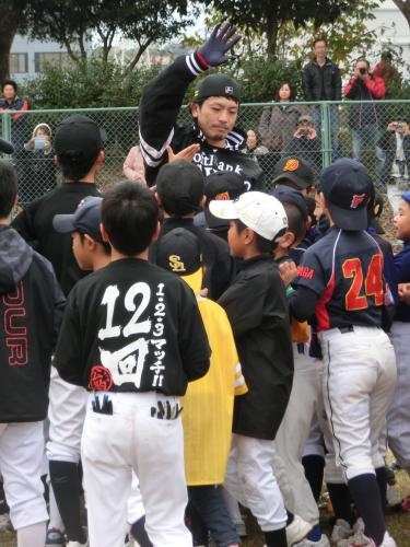 佐賀で行われた少年野球教室に参加した松田に群がる子供たちの中には公約Ｔシャツを着ていた少年の姿も