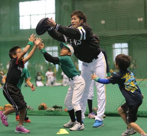野球教室で子供たちと触れ合う柳田