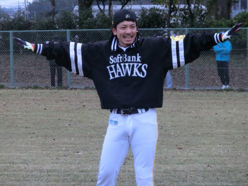 佐賀で行われた少年野球教室に参加した松田は海外ＦＡの渦中、つかの間の？笑顔を見せる