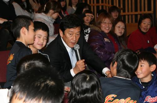 北海道・由仁町で講演を行った日本ハム・栗山監督は舞台から降りると、チビっ子たちの席を回り自ら質問