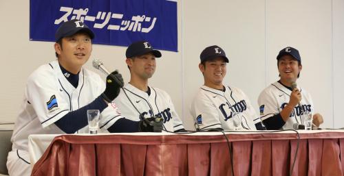 トークショーで盛り上がる（左から）上本、大崎、坂田、福倉