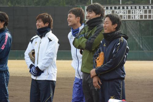 少年野球チームを指導した（右から）楽天・吉持、日本ハム・有原、同・上原、広島・野村