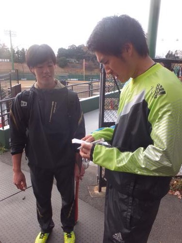川崎市のジャイアンツ球場で記者に扮した巨人・片岡（右）から取材を受けるドラフト２位の重信