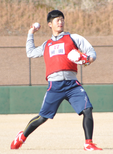 広島・畝投手コーチが見守る前でキャッチボール、遠投に汗を流したドラフト１位・岡田