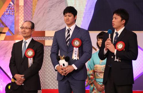 表彰式の壇上で（左から）ソフトバンク・王球団会長、日本ハム・大谷、創価大・田中