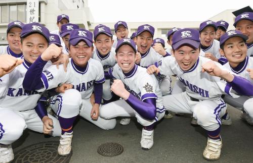 第88回選抜高校野球大会の21世紀枠で出場が決まり、笑顔でガッツポーズする釜石の選手たち
