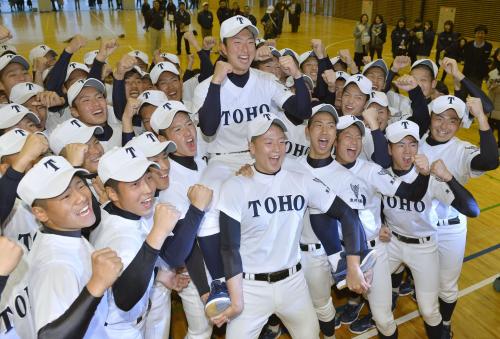 第88回選抜高校野球大会への出場が決まり、担がれた藤嶋健人主将を中心に喜びを爆発させる東邦の選手たち