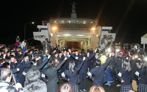 小豆島　港で歓喜！島民と校歌大合唱、２年部員が修学旅行から帰島