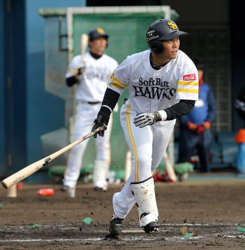 シート打撃でチーム初本塁打を放った中村晃