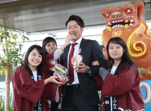 久米島空港で、地元高校生にチョコレートをたべさせてもらう哲朗