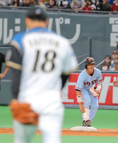 ＜日・巨＞５回１死一塁、日本ハム・斎藤（左）から右前打を放った巨人・重信